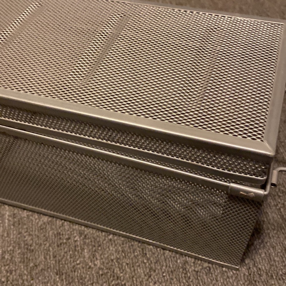 Metal mesh box with top